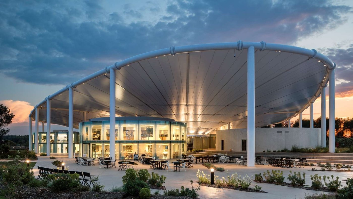 Le campus de thecamp au crépuscule