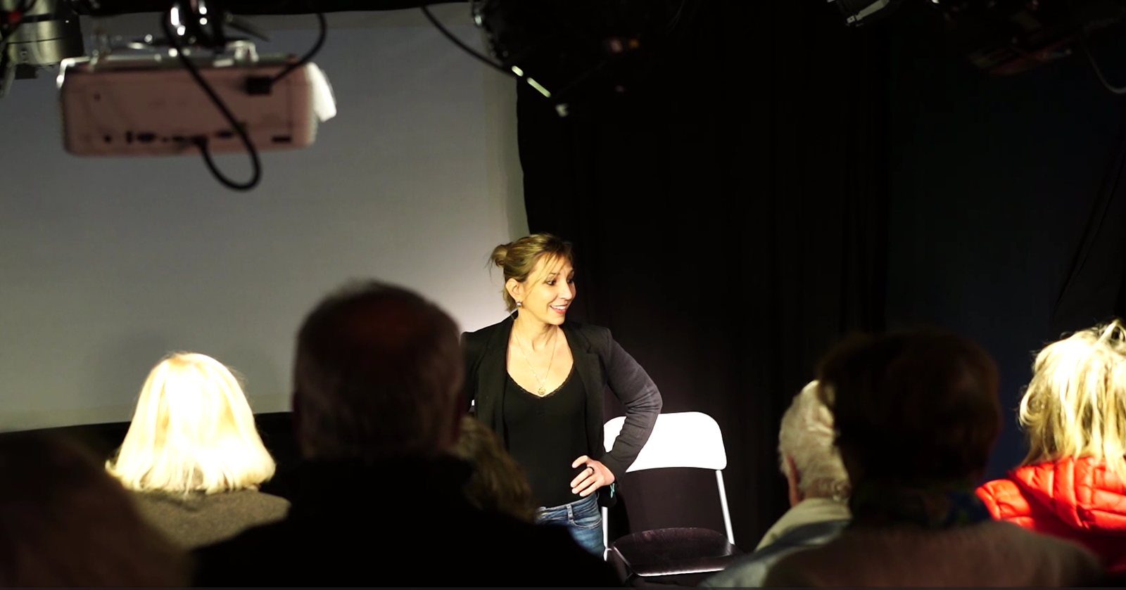 Élodie Berthiller anime un exercice de langage corporel face à un groupe